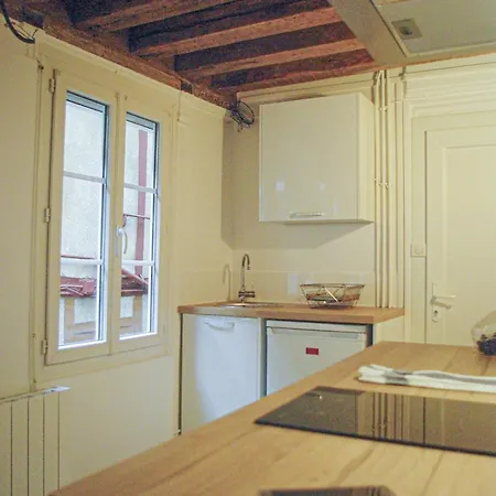 Standing Historic * Dijon